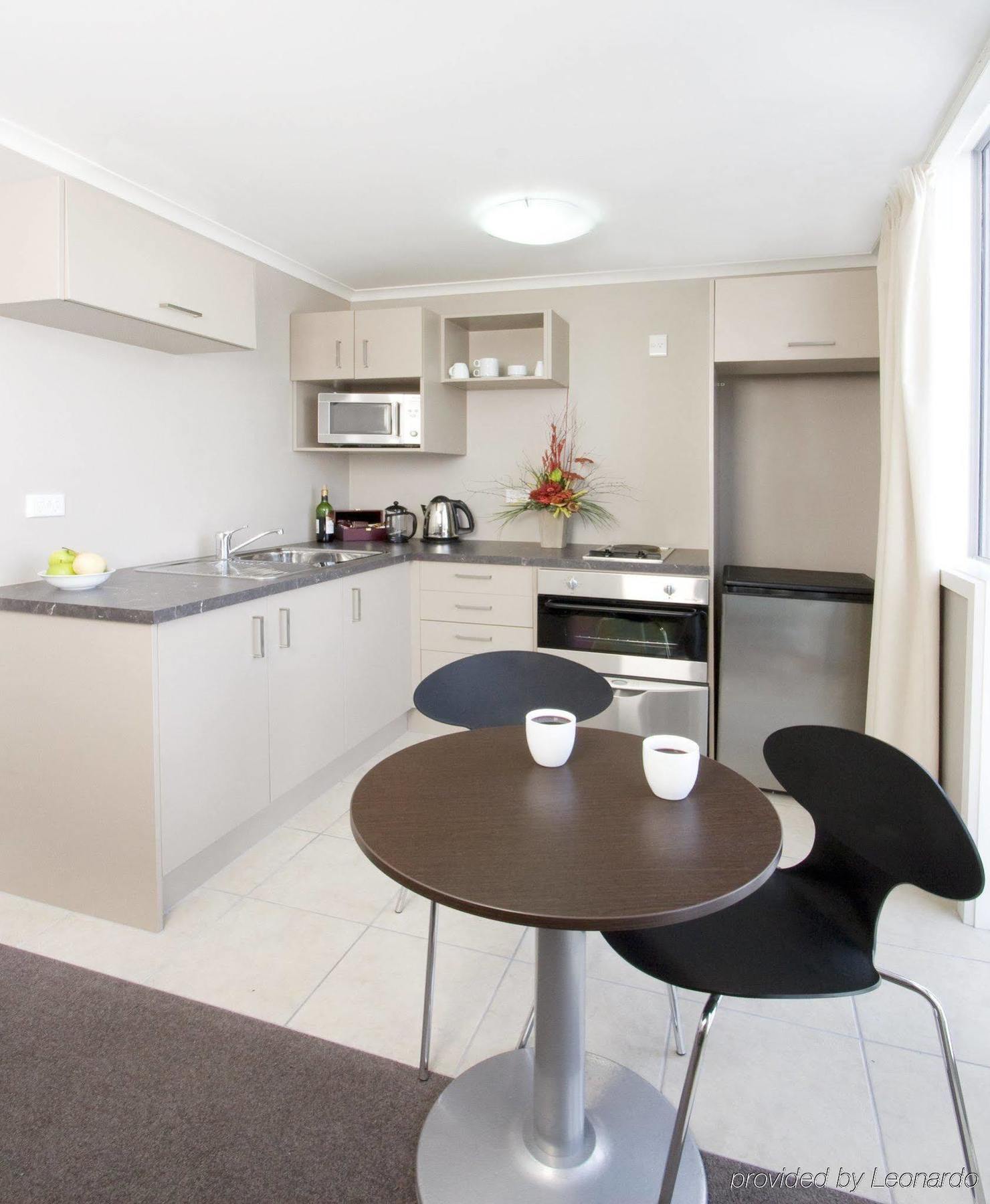Quest On Ward Serviced Apartments Гамильтон Номер фото